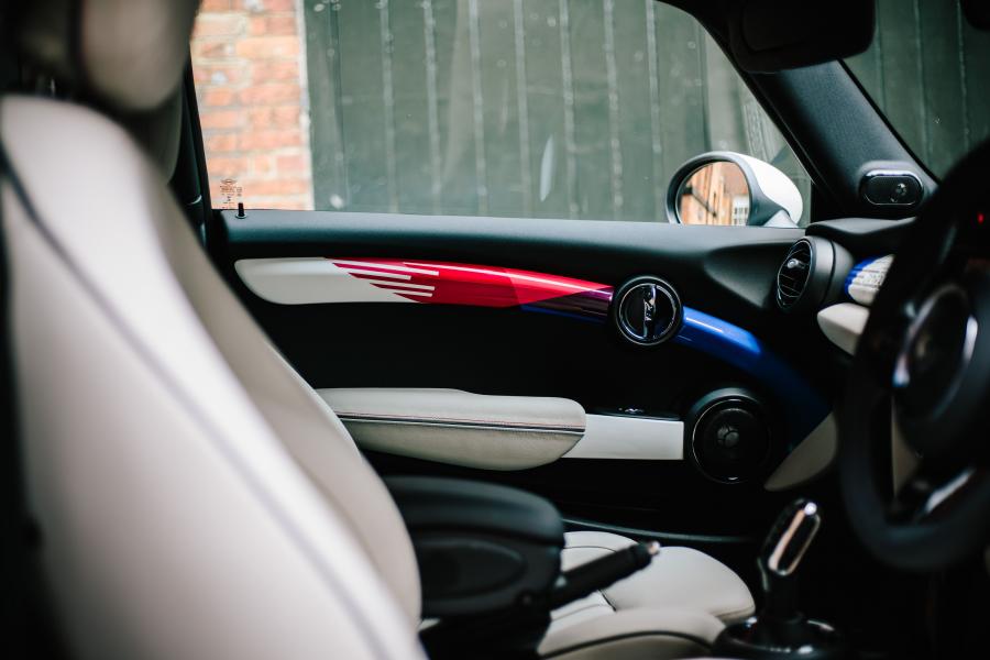 Детали интерьера Mini Cooper S for Royal Wedding (F56) 2018 года  (фото 33 из 64)